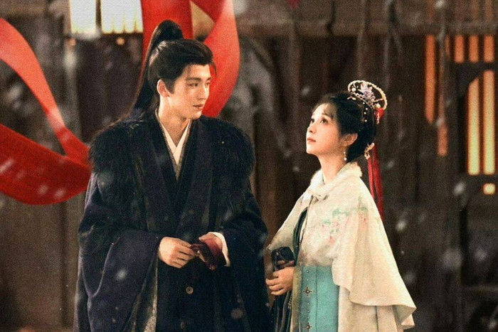 Mang màu sắc cổ trang kết hợp quyền mưu và tình cảm, Trục Ngọc kể về mối quan hệ bắt đầu từ một giao kèo cưới giả giữa hai con người ở hoàn cảnh đối lập. Từ những xung đột ban đầu, cả hai dần đồng hành và nảy sinh tình cảm khi cùng đối mặt với các âm mưu phức tạp. Phim tạo được sức hút nhờ hình tượng nữ chính mạnh mẽ, khác biệt cùng cách xây dựng mối quan hệ phát triển tự nhiên, xen lẫn yếu tố hài hước và căng thẳng.