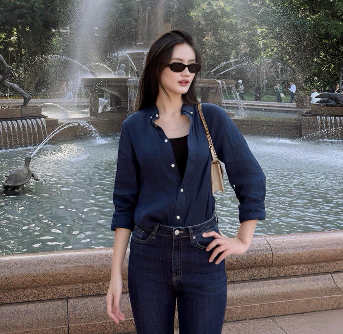 Ý Nhi diện sơ mi bung cúc khi ở Úc. Ảnh: FBNV