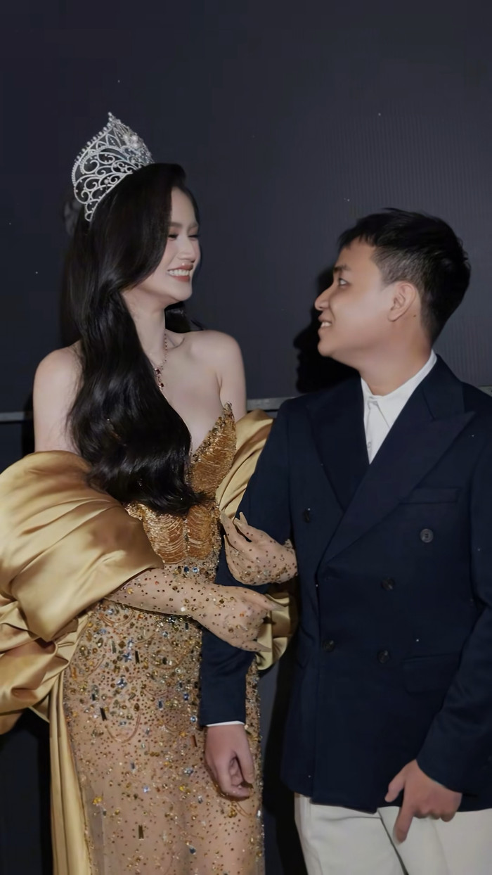 Ý Nhi lộ rõ niềm hạnh phúc khi chụp hình cùng Anh Kiệt tại hậu trường chung kết Miss World Vietnam 2025. Ảnh chụp màn hình