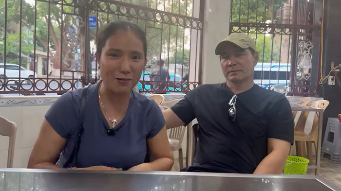 Cả hai trò chuyện vui vẻ, thân tình.