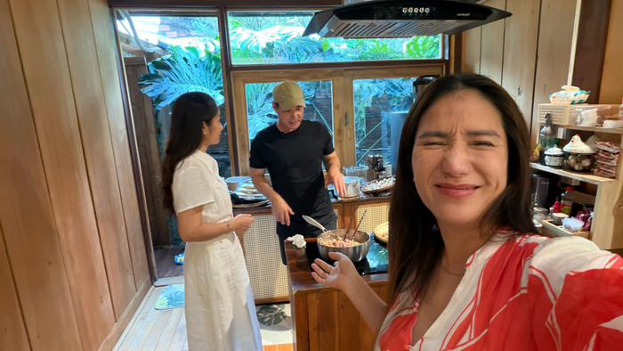 Trung Dũng vá Cát Tường cùng đi họp lớp.