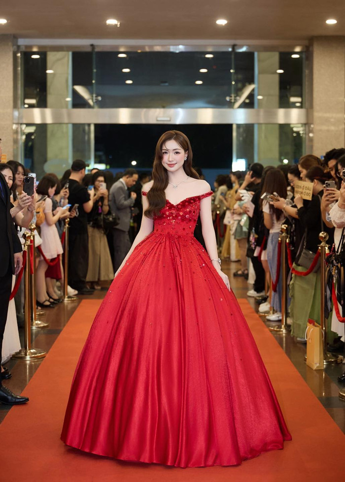 Hòa Minzy là nữ ca sĩ được nhiều khán giả yêu mến.