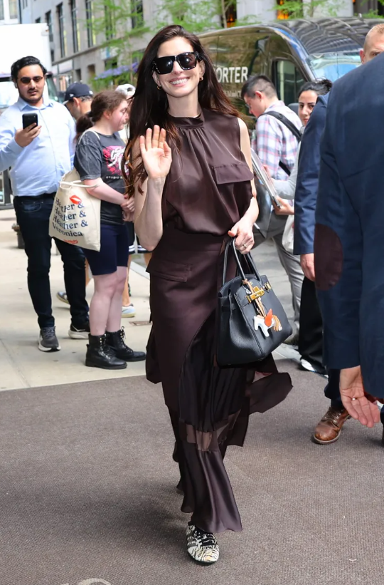 Anne Hathaway tại thành phố New York vào ngày 17/04. Ảnh: Getty Images