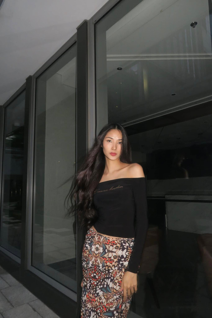 Hoàng Thùy hóa 'nữ hoàng gợi cảm', diện váy đỏ khoét sâu 'đốt mắt' người nhìn Ảnh 4