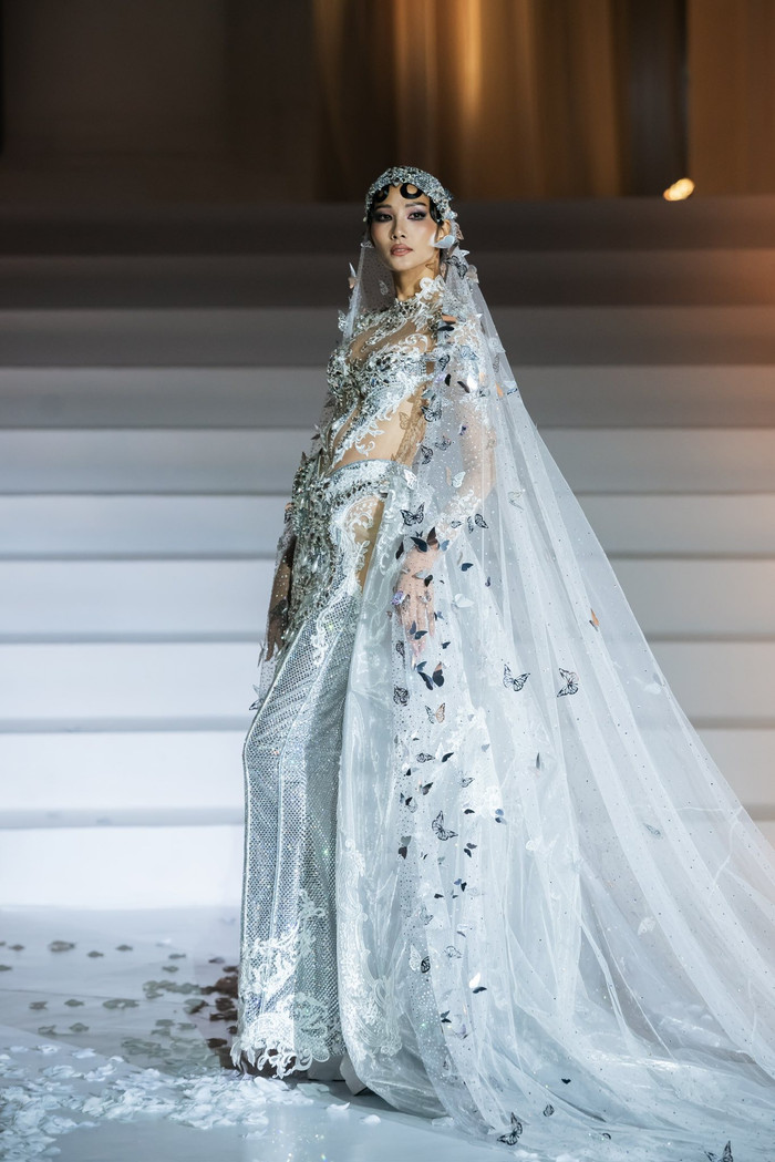 Hoàng Thùy vẫn là chân dài đắt show của làng thời trang Việt.