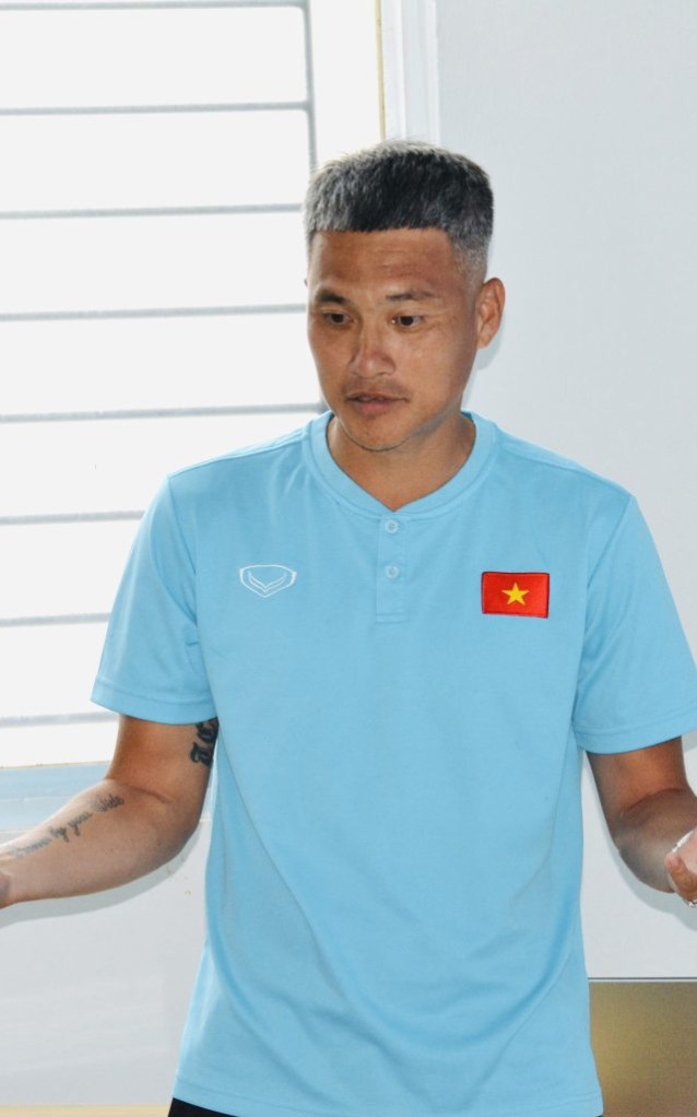 Sau nhiều năm rời xa sân cỏ, Lê Công Vinh bất ngờ trở lại với bóng đá theo một cách rất khác. Ảnh: VFF