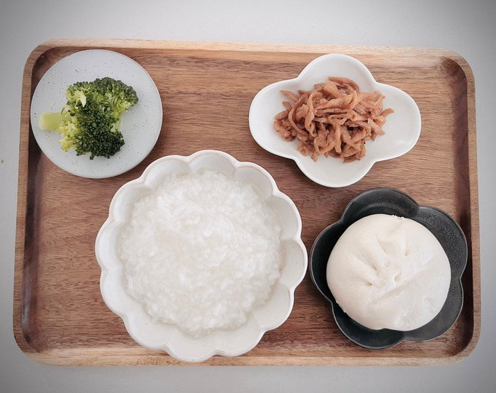 Cháo trắng, bánh bao chay ăn cùng súp lơ xanh luộc, củ cải muối.