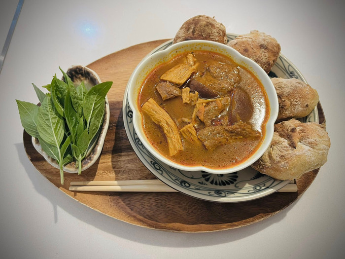 Cà ri chay kèm bánh mỳ nhà làm.