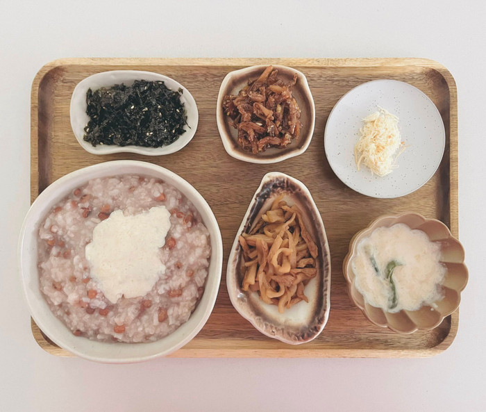 Món cháo đậu đỏ và đồ ăn kèm.