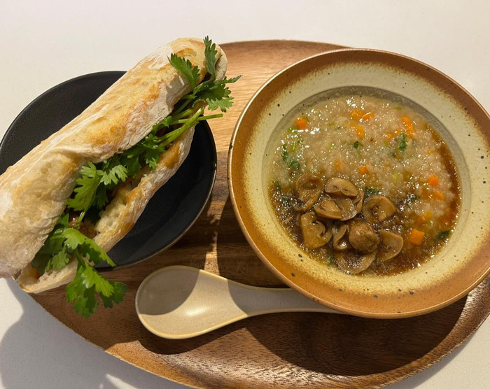 Món cháo nấm và bánh mỳ tự tay Thuỷ Tiên làm.