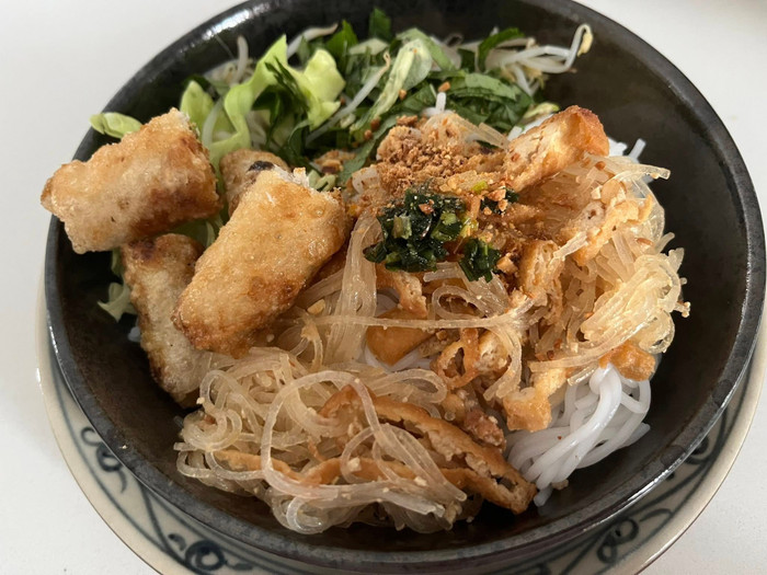Món bún trộn cùng bì, chả giò chay.