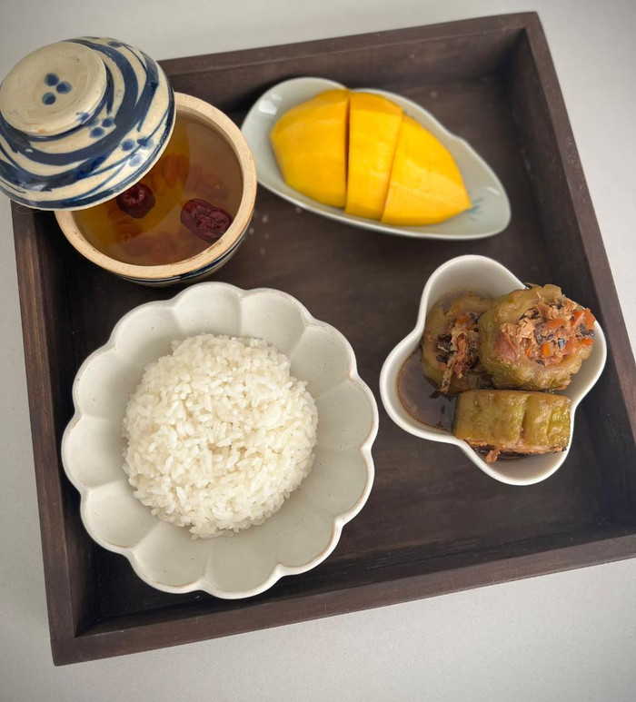 Cơm cùng xoài ngọt là món ăn khoái khẩu của ca sĩ Thuỷ Tiên.