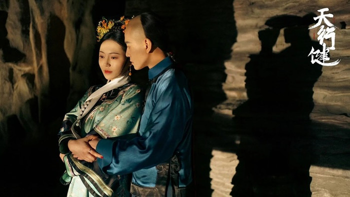 Dù không tạo được độ phổ biến lớn, Thiên Hành Kiện lại được đánh giá cao về kịch bản. Lấy bối cảnh cuối thời Thanh, phim kể về hành trình tranh đoạt bản đồ kho báu giữa nhiều thế lực. Cốt truyện chặt chẽ và góc nhìn đa chiều khiến phim được khán giả truyền tai nhau.