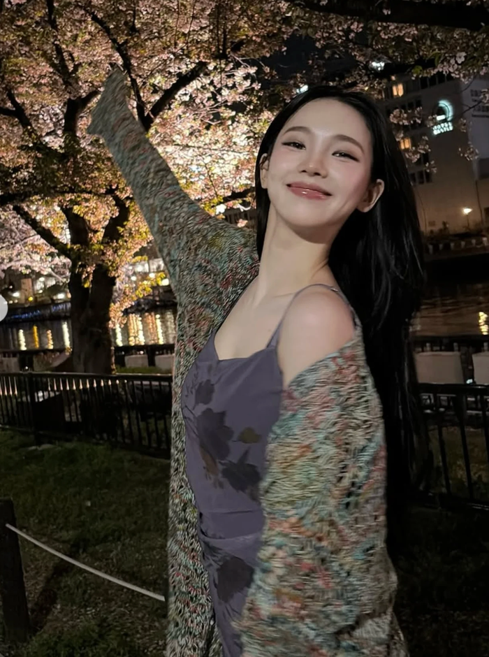 Nữ idol lựa chọn trang phục đơn giản.