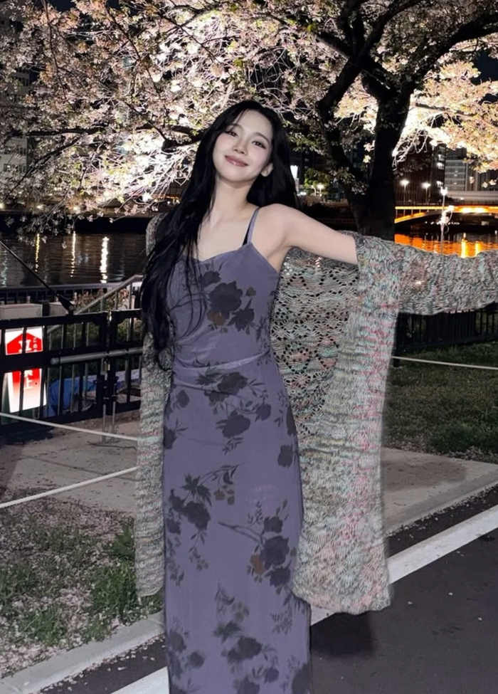 Không chỉ dừng lại ở outfit, thần thái của Karina cũng khiến dân tình “mê mẩn”.