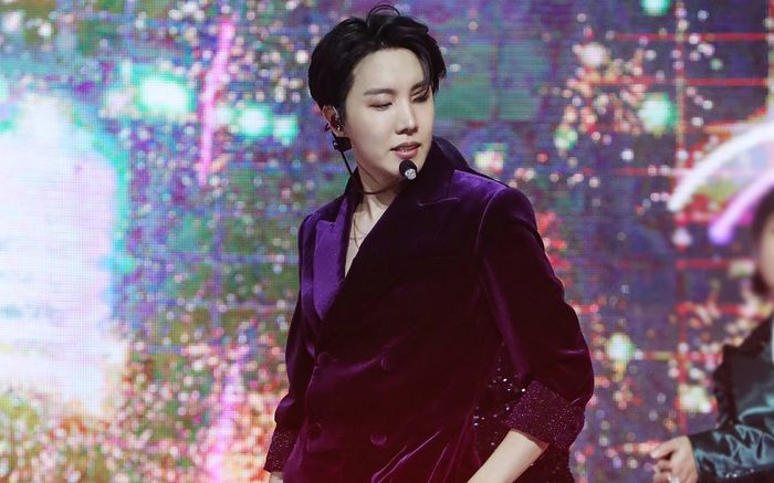 Giữa cú sốc lớn, J-Hope vẫn lựa chọn bước lên sân khấu, hoàn thành trọn vẹn đêm diễn.