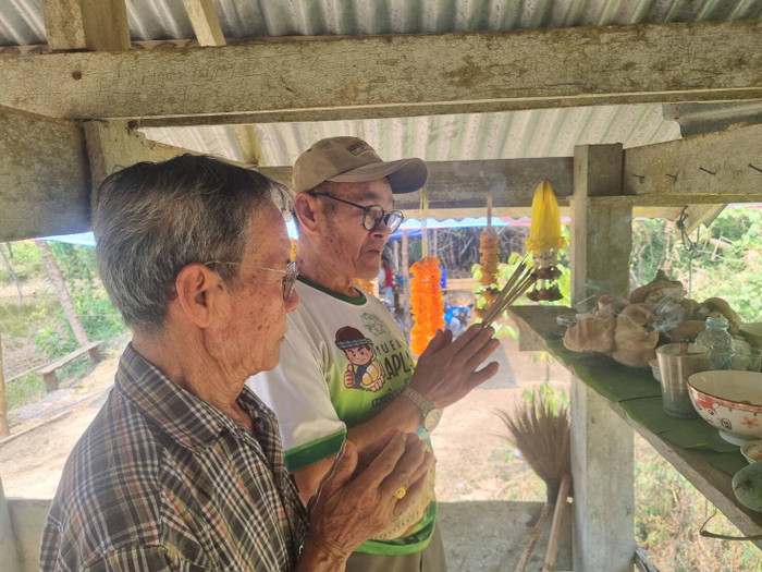 Phát hiện con rùa màu đỏ quý hiếm, người dân ùn ùn kéo đến cầu may Ảnh 2