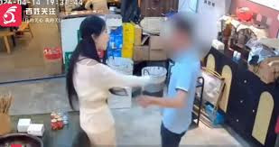 Đi ăn lẩu rồi gạ gẫm vợ chủ quán, người đàn ông nhận cái kết 'đau điếng' Ảnh 1