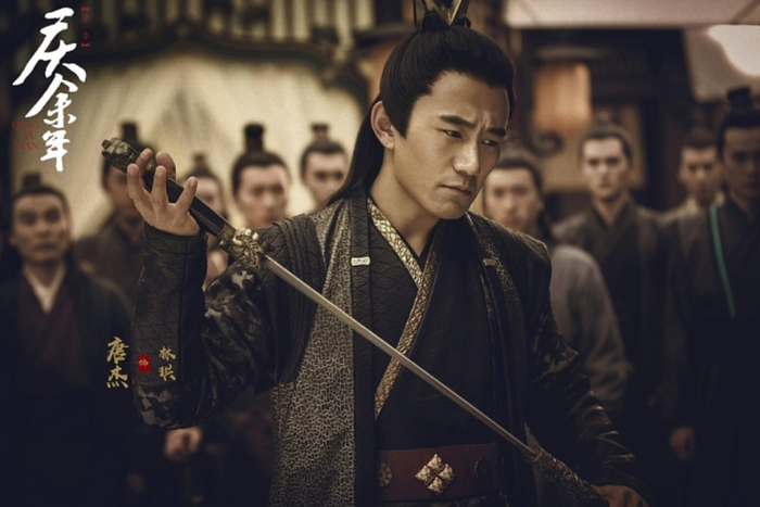 Khi nhắc đến đỉnh cao của dòng phim quyền mưu, Khánh Dư Niên gần như luôn được gọi tên. Nhân vật Phạm Nhàn bước vào vòng xoáy tranh đấu giữa hoàng tộc và các thế lực quyền thần để tìm ra thân thế của mình. Điểm đặc biệt của phim nằm ở sự kết hợp giữa yếu tố quyền mưu nặng đô và lối kể chuyện mang màu sắc hiện đại, hài hước. Đây là tác phẩm càng xem lại càng phát hiện nhiều chi tiết ẩn, được đánh giá là 'trần nhà' của thể loại.