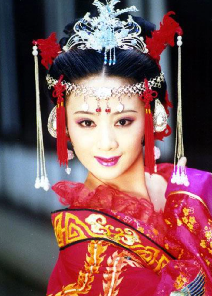 Tiểu Lý Lâm đóng Đỗ Băng Nhạn vai &nbsp;tiểu thư xinh đẹp, am hiểu cầm kỳ thi họa trong Lên nhầm kiệu hoa được chồng như ý (2001).&nbsp;