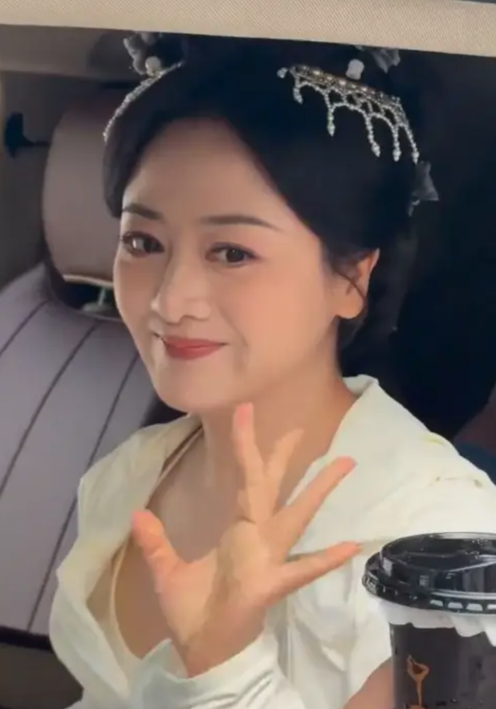 Nữ diễn viên 47 tuổi thân thiện tương tác cùng người hâm mộ trong ngày trở lại nghệ thuật.