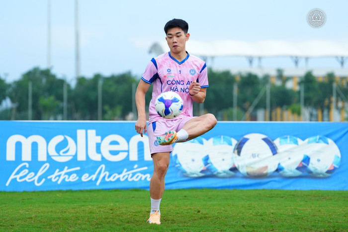 Đình Bắc được dự đoán có thể thay thế Văn Toàn. Ảnh: CLB CAHN