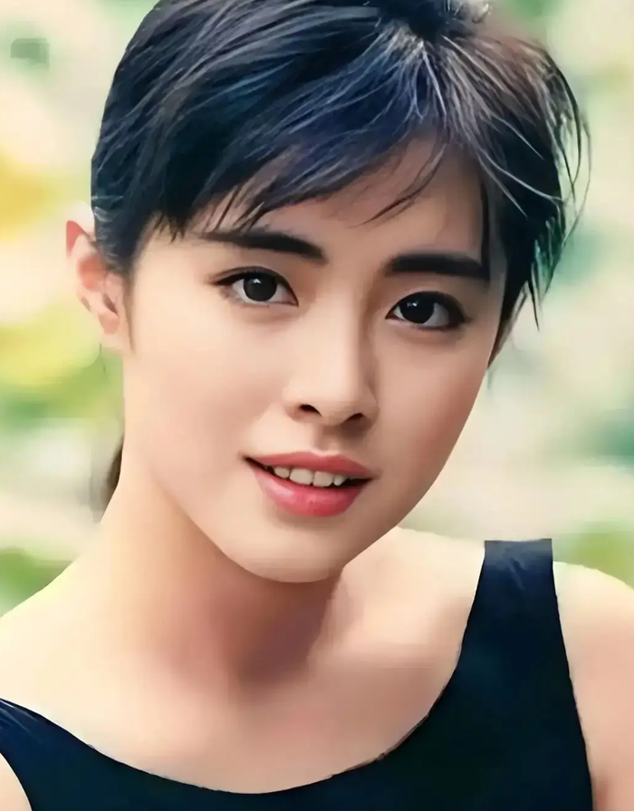 Sở hữu gương mặt thanh tú cùng khí chất vừa thoát tục vừa bí ẩn, Vương Tổ Hiền ghi dấu ấn sâu đậm với hình tượng ma nữ trong Thiện Nữ U Hồn. Vẻ đẹp của cô mang tính biểu tượng, khó thay thế trong dòng phim cổ trang lẫn kỳ ảo.