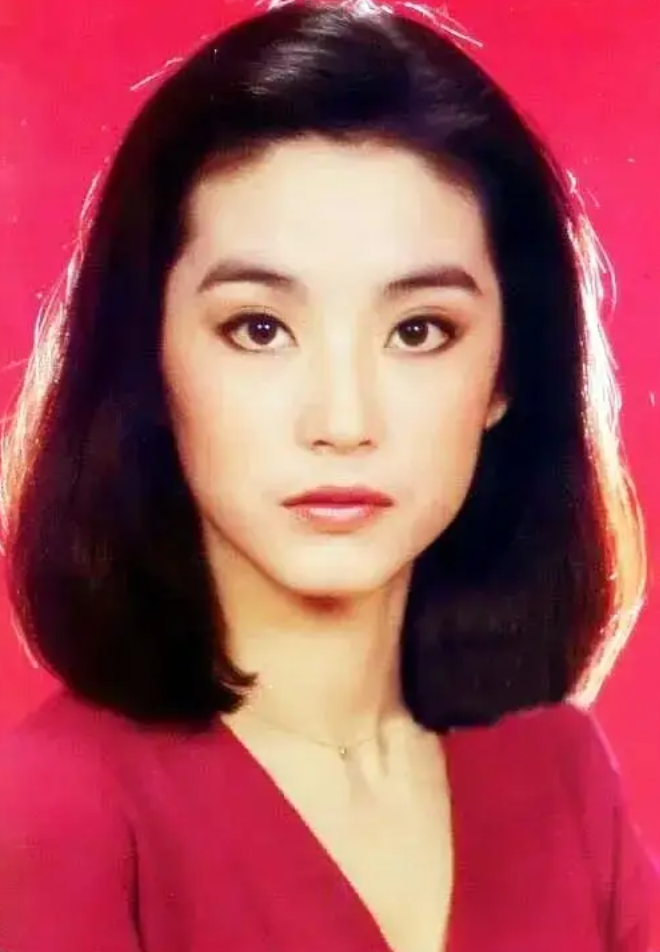 Từ hình tượng ngọc nữ trong các phim tình cảm đến phong thái anh khí trong dòng phim võ hiệp, Lâm Thanh Hà là trường hợp hiếm hoi dung hòa được vẻ đẹp mềm mại và mạnh mẽ. Vai Đông Phương Bất Bại giúp bà trở thành biểu tượng nhan sắc mang tính đột phá, được xem là chuẩn mực vàng của điện ảnh Hoa ngữ suốt nhiều thập kỷ.