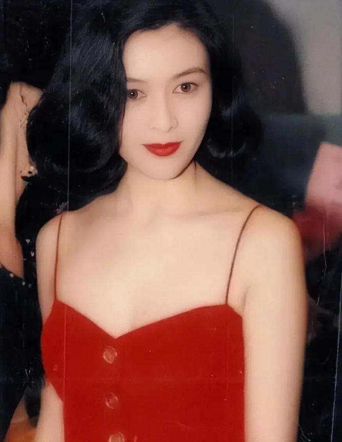 Được xem là đại diện tiêu biểu cho vẻ đẹp Hồng Kông thập niên 1990, Quan Chi Lâm nổi bật với đường nét hài hòa, sắc sảo. Hình tượng Thập Tam Di trong loạt phim Hoàng Phi Hồng đã góp phần đưa tên tuổi cô gắn liền với chuẩn mực mỹ nhân cổ điển.