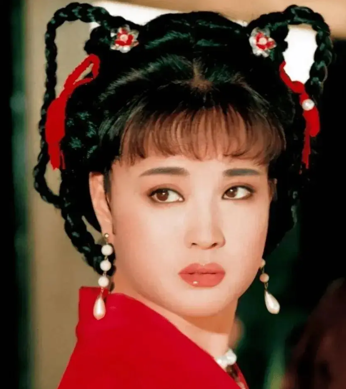 Mang nét đẹp sắc sảo và đầy nội lực, Lưu Hiểu Khánh là hình mẫu đại nữ chủ điển hình của điện ảnh Trung Quốc. Cô gây ấn tượng với khả năng hóa thân đa dạng, đặc biệt trong các vai diễn lịch sử.