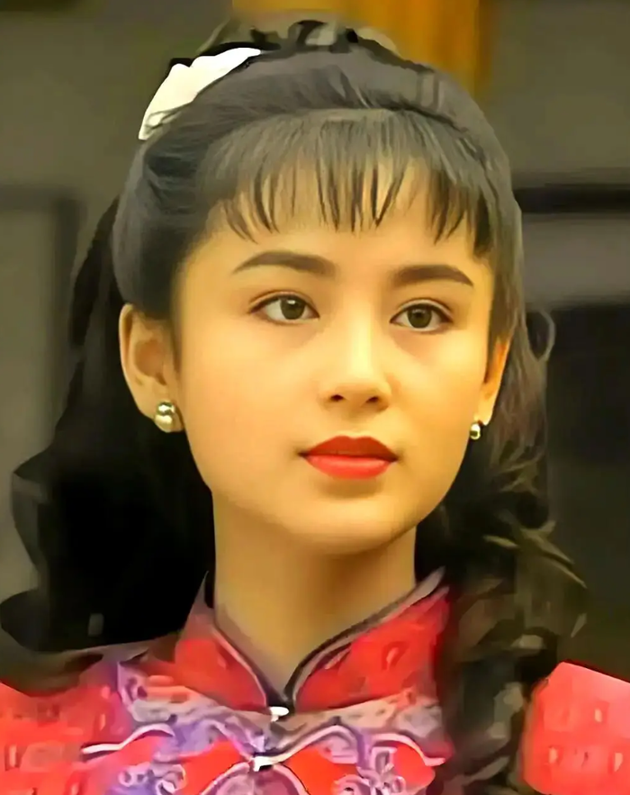 Sở hữu nét đẹp thuần Á Đông, Trần Hồng thường gắn liền với các vai mỹ nhân cổ trang như Điêu Thuyền hay Thái Bình công chúa. Vẻ đẹp của cô mang đậm tính truyền thống, dịu dàng nhưng không kém phần quyền quý.