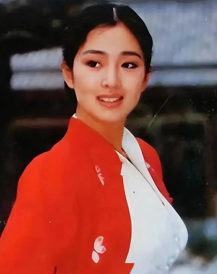 Không chỉ đẹp ở đường nét, Củng Lợi còn gây ấn tượng bởi thần thái điện ảnh mạnh mẽ. Cô là gương mặt đại diện cho vẻ đẹp Á Đông trên trường quốc tế, với nhiều tác phẩm kinh điển như Bá Vương Biệt Cơ.