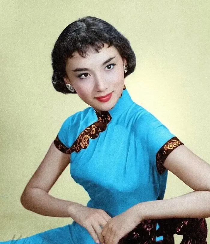 Là biểu tượng của điện ảnh Hoa ngữ giai đoạn đầu, Hạ Mộng nổi bật với nụ cười trong trẻo và phong thái thanh lịch. Bà không chỉ được công chúng yêu mến mà còn là hình mẫu lý tưởng trong mắt nhiều nghệ sĩ đương thời.