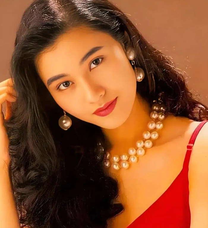 Mang vẻ đẹp lai phương Tây với đường nét sắc sảo, Lý Gia Hân từng được ca ngợi là một trong những Hoa hậu Hồng Kông đẹp nhất lịch sử. Khí chất sang trọng và lạnh lùng giúp cô luôn nổi bật trong mọi khung hình điện ảnh.