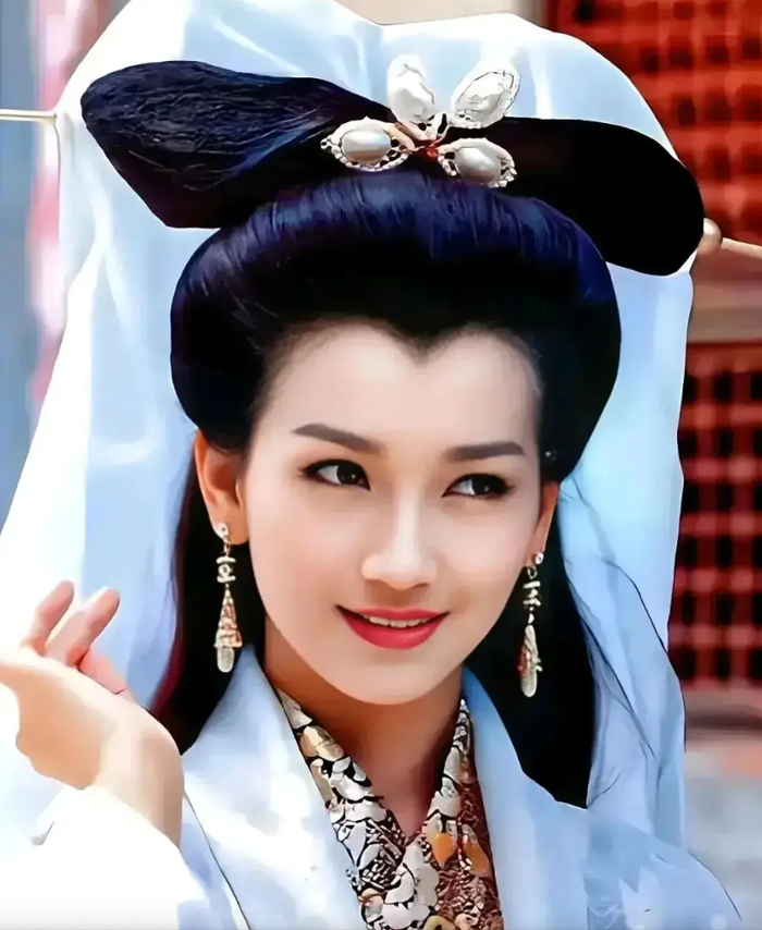 Vẻ đẹp dịu dàng, đằm thắm của Triệu Nhã Chi được ví như không tuổi. Thành công của Tân Bạch Nương Tử Truyền Kỳ đã đưa cô trở thành một trong những mỹ nhân được yêu thích nhất màn ảnh nhỏ Hoa ngữ.