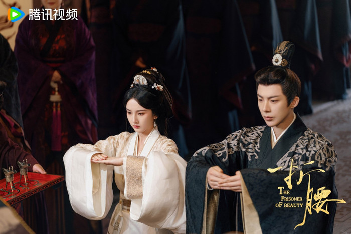 Kiều Man và Ngụy Thiệu kết hôn vì lợi ích giữa hai gia tộc có thù oán sâu sắc. Cuộc sống chung ban đầu đầy nghi kỵ và xung đột. Dần dần, sự chân thành giúp họ hóa giải hận thù và cùng nhau xây dựng tương lai hòa bình.