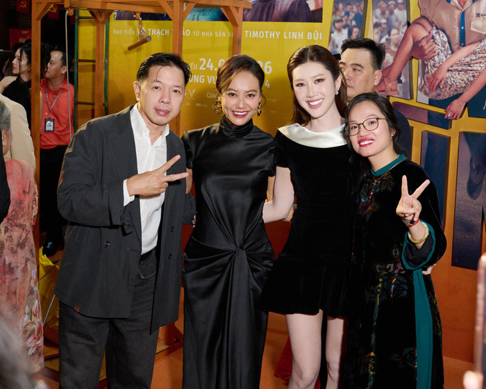 Thúy Ngân cùng dàn diễn viên và đạo diễn của phim Anh Hùng (Ảnh: FBNV).