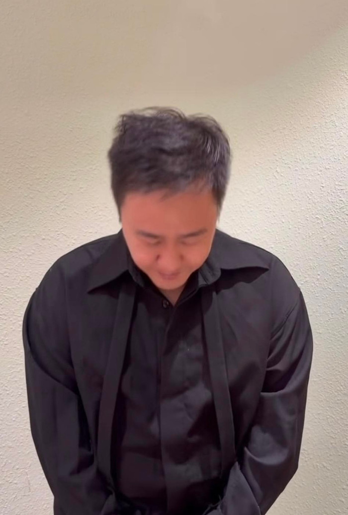 Nam ca sĩ đăng clip , cúi đầu xin lỗi.