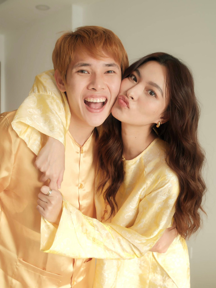 Tú Hảo đăng tải loạt khoảnh khắc 'cực tình' bên Quỳnh Lý. (Ảnh: FBNV)