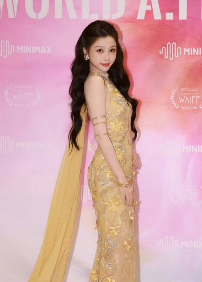 Mỹ nhân Ngu Thư Hân tỏa sáng với đầm vàng quyến rũ. (Ảnh: Sohu)