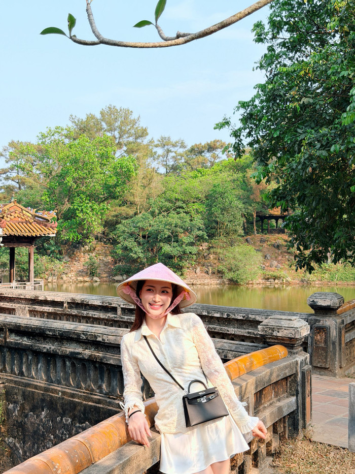 Hòa Minzy cười tươi rói trong chuyến đi du lịch cùng chồng sắp cưới và con trai. Ảnh: FBNV