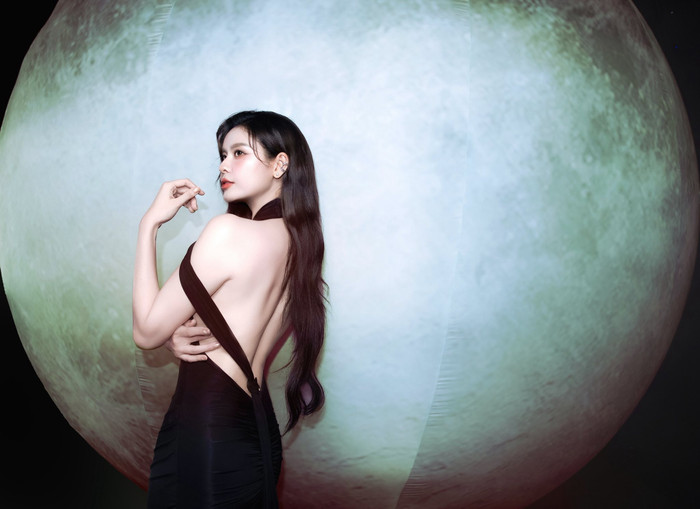 Trương Quỳnh Anh diện váy táo bạo, khoe trọn lưng trần nõn nà.