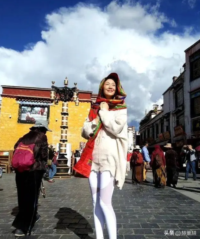 Ở tuổi 47, Nghê Cảnh Dương mang khí chất nhẹ nhàng, điềm tĩnh.