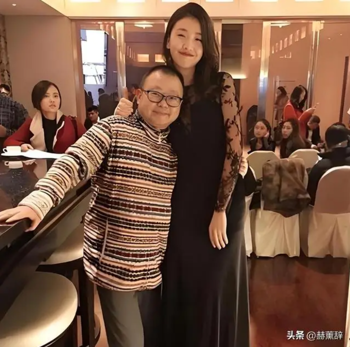 Chuyện tình lệch chuẩn của Nghê Cảnh Dương từng gây tranh cãi trong showbiz.