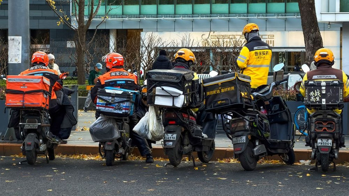 Các tài xế giao hàng từ nhiều nền tảng giao hàng theo yêu cầu khác nhau, bao gồm Taobao Flash Buy và Meituan, đang chờ đơn hàng mới tại Bắc Kinh, Trung Quốc, ngày 12 tháng 11. (Cheng Xin/Getty Images qua CNN Newsource).