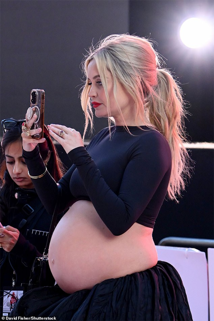 Nữ diễn viên Laura Whitmore khoe bụng bầu trên thảm đỏ Ảnh 2