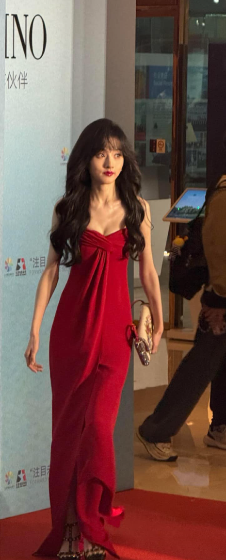 Một bộ phận người hâm mộ vẫn dành lời khen cho nhan sắc của nữ diễn viên, song không ít ý kiến bày tỏ sự lo lắng.&nbsp;