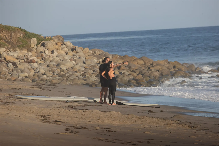 Người mẫu Kim Kardashian và bạn trai hẹn hò ở bãi biển Ảnh 1