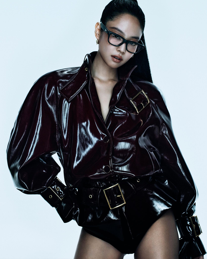 Chỉ với một chiếc kính đen và kiểu tóc buộc cao gọn gàng, Jennie đã nâng tầm thần thái lên một đẳng cấp khác.&nbsp;