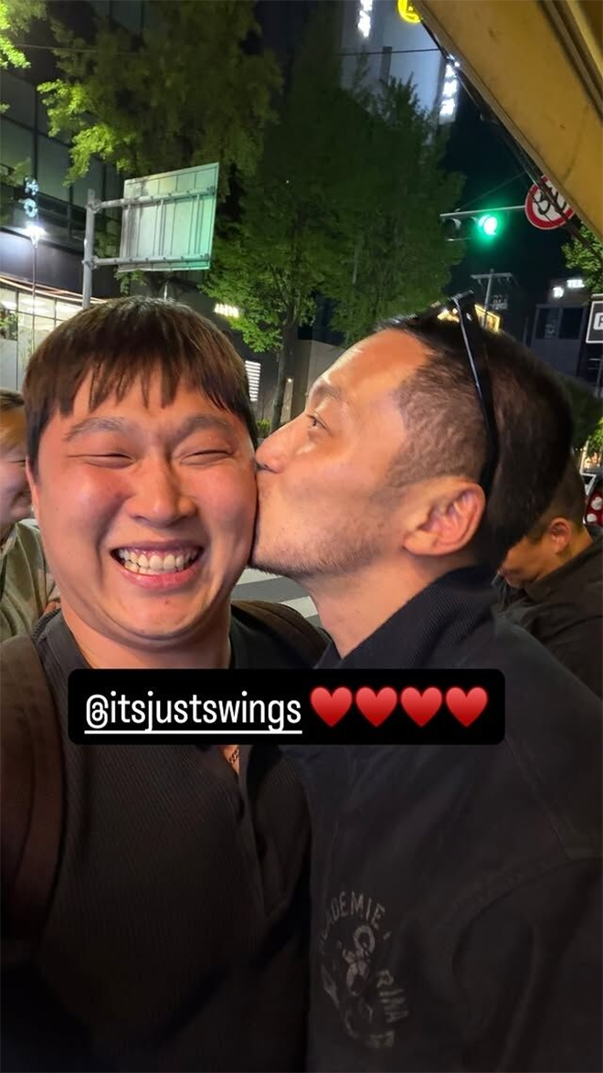 Nam diễn viên Byun Yo Han thoải mái hôn má Swings đầy tình cảm.